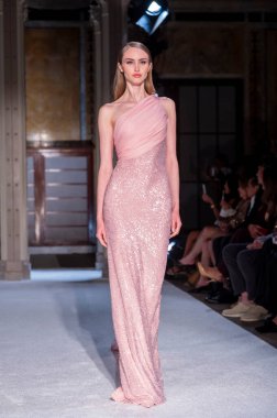 16 Eylül 2025, New York, New York, ABD: New York Halk Kütüphanesi 'nde New York Moda Haftası' nda Pamella Roland defilesi için podyumda bir model yürüyor. (M10 'lar\ yeni 2ler))               