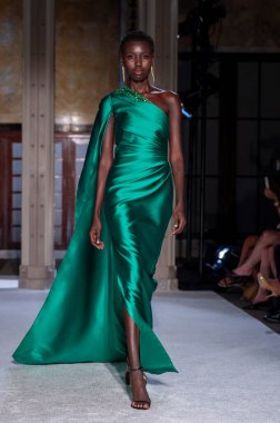 16 Eylül 2025, New York, New York, ABD: New York Halk Kütüphanesi 'nde New York Moda Haftası' nda Pamella Roland defilesi için podyumda bir model yürüyor. (M10 'lar\ yeni 2ler))               