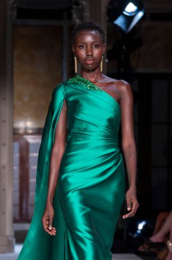 16 Eylül 2025, New York, New York, ABD: New York Halk Kütüphanesi 'nde New York Moda Haftası' nda Pamella Roland defilesi için podyumda bir model yürüyor. (M10 'lar\ yeni 2ler))               