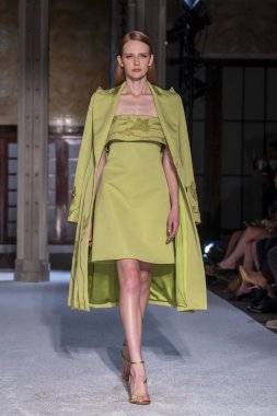 16 Eylül 2025, New York, New York, ABD: New York Halk Kütüphanesi 'nde New York Moda Haftası' nda Pamella Roland defilesi için podyumda bir model yürüyor. (M10 'lar\ yeni 2ler))               