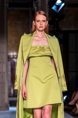 16 Eylül 2025, New York, New York, ABD: New York Halk Kütüphanesi 'nde New York Moda Haftası' nda Pamella Roland defilesi için podyumda bir model yürüyor. (M10 'lar\ yeni 2ler))               