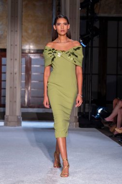 16 Eylül 2025, New York, New York, ABD: New York Halk Kütüphanesi 'nde New York Moda Haftası' nda Pamella Roland defilesi için podyumda bir model yürüyor. (M10 'lar\ yeni 2ler))               