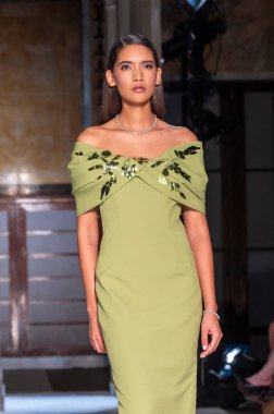 16 Eylül 2025, New York, New York, ABD: New York Halk Kütüphanesi 'nde New York Moda Haftası' nda Pamella Roland defilesi için podyumda bir model yürüyor. (M10 'lar\ yeni 2ler))               