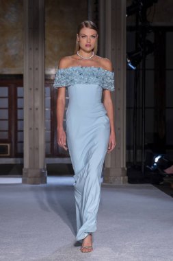 16 Eylül 2025, New York, New York, ABD: New York Halk Kütüphanesi 'nde New York Moda Haftası' nda Pamella Roland defilesi için podyumda bir model yürüyor. (M10 'lar\ yeni 2ler))               