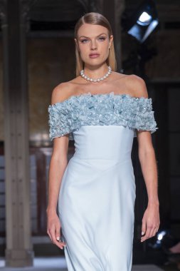 16 Eylül 2025, New York, New York, ABD: New York Halk Kütüphanesi 'nde New York Moda Haftası' nda Pamella Roland defilesi için podyumda bir model yürüyor. (M10 'lar\ yeni 2ler))               