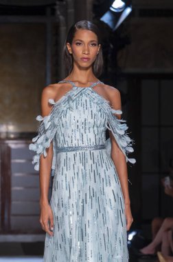 16 Eylül 2025, New York, New York, ABD: New York Halk Kütüphanesi 'nde New York Moda Haftası' nda Pamella Roland defilesi için podyumda bir model yürüyor. (M10 'lar\ yeni 2ler))               