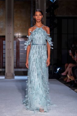 16 Eylül 2025, New York, New York, ABD: New York Halk Kütüphanesi 'nde New York Moda Haftası' nda Pamella Roland defilesi için podyumda bir model yürüyor. (M10 'lar\ yeni 2ler))               