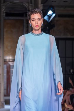 16 Eylül 2025, New York, New York, ABD: New York Halk Kütüphanesi 'nde New York Moda Haftası' nda Pamella Roland defilesi için podyumda bir model yürüyor. (M10 'lar\ yeni 2ler))               