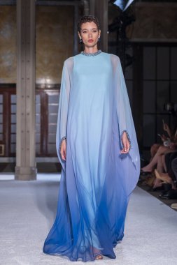 16 Eylül 2025, New York, New York, ABD: New York Halk Kütüphanesi 'nde New York Moda Haftası' nda Pamella Roland defilesi için podyumda bir model yürüyor. (M10 'lar\ yeni 2ler))               