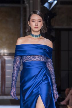 16 Eylül 2025, New York, New York, ABD: New York Halk Kütüphanesi 'nde New York Moda Haftası' nda Pamella Roland defilesi için podyumda bir model yürüyor. (M10 'lar\ yeni 2ler))               