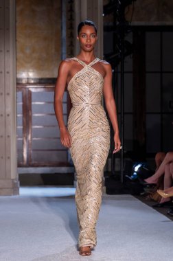 16 Eylül 2025, New York, New York, ABD: New York Halk Kütüphanesi 'nde New York Moda Haftası' nda Pamella Roland defilesi için podyumda bir model yürüyor. (M10 'lar\ yeni 2ler))               