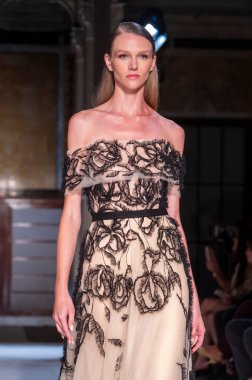 16 Eylül 2025, New York, New York, ABD: New York Halk Kütüphanesi 'nde New York Moda Haftası' nda Pamella Roland defilesi için podyumda bir model yürüyor. (M10 'lar\ yeni 2ler))               