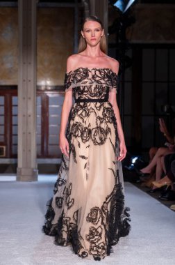 16 Eylül 2025, New York, New York, ABD: New York Halk Kütüphanesi 'nde New York Moda Haftası' nda Pamella Roland defilesi için podyumda bir model yürüyor. (M10 'lar\ yeni 2ler))               