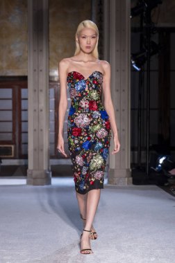 16 Eylül 2025, New York, New York, ABD: New York Halk Kütüphanesi 'nde New York Moda Haftası' nda Pamella Roland defilesi için podyumda bir model yürüyor. (M10 'lar\ yeni 2ler))               