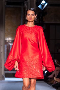 16 Eylül 2025, New York, New York, ABD: Dipti Sharma New York Halk Kütüphanesi 'nde 2026 baharında Pamella Roland moda defilesi için podyumda yürüyor. (M10 'lar\ yeni 2ler))