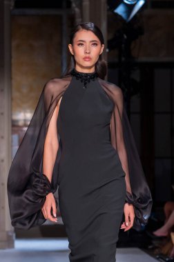 16 Eylül 2025, New York, New York, ABD: New York Halk Kütüphanesi 'nde New York Moda Haftası' nda Pamella Roland defilesi için podyumda bir model yürüyor. (M10 'lar\ yeni 2ler))               