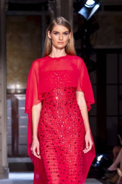 16 Eylül 2025, New York, New York, ABD: New York Halk Kütüphanesi 'nde New York Moda Haftası' nda Pamella Roland defilesi için podyumda bir model yürüyor. (M10 'lar\ yeni 2ler))               