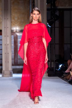 16 Eylül 2025, New York, New York, ABD: New York Halk Kütüphanesi 'nde New York Moda Haftası' nda Pamella Roland defilesi için podyumda bir model yürüyor. (M10 'lar\ yeni 2ler))               