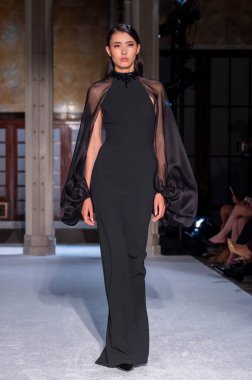 16 Eylül 2025, New York, New York, ABD: New York Halk Kütüphanesi 'nde New York Moda Haftası' nda Pamella Roland defilesi için podyumda bir model yürüyor. (M10 'lar\ yeni 2ler))               