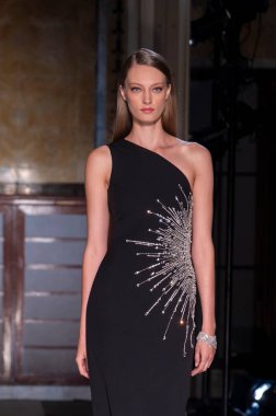 16 Eylül 2025, New York, New York, ABD: New York Halk Kütüphanesi 'nde New York Moda Haftası' nda Pamella Roland defilesi için podyumda bir model yürüyor. (M10 'lar\ yeni 2ler))               