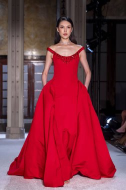 16 Eylül 2025, New York, New York, ABD: New York Halk Kütüphanesi 'nde New York Moda Haftası' nda Pamella Roland defilesi için podyumda bir model yürüyor. (M10 'lar\ yeni 2ler))               