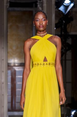 16 Eylül 2025, New York, New York, ABD: Faye May New York Halk Kütüphanesi 'nde New York Moda Haftası' nda Pamella Roland defilesi için podyumda yürüyor. (M10 'lar\ yeni 2ler))