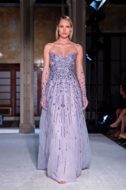 16 Eylül 2025, New York, New York, ABD: New York Halk Kütüphanesi 'nde New York Moda Haftası' nda Pamella Roland defilesi için podyumda bir model yürüyor. (M10 'lar\ yeni 2ler))               