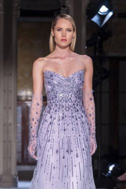 16 Eylül 2025, New York, New York, ABD: New York Halk Kütüphanesi 'nde New York Moda Haftası' nda Pamella Roland defilesi için podyumda bir model yürüyor. (M10 'lar\ yeni 2ler))               