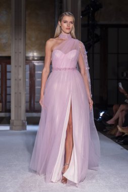 16 Eylül 2025, New York, New York, ABD: New York Halk Kütüphanesi 'nde New York Moda Haftası' nda Pamella Roland defilesi için podyumda bir model yürüyor. (M10 'lar\ yeni 2ler))               