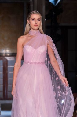 16 Eylül 2025, New York, New York, ABD: New York Halk Kütüphanesi 'nde New York Moda Haftası' nda Pamella Roland defilesi için podyumda bir model yürüyor. (M10 'lar\ yeni 2ler))               