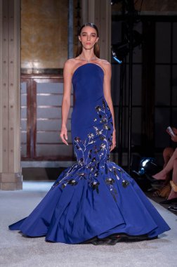 16 Eylül 2025, New York, New York, ABD: New York Halk Kütüphanesi 'nde New York Moda Haftası' nda Pamella Roland defilesi için podyumda bir model yürüyor. (M10 'lar\ yeni 2ler))               