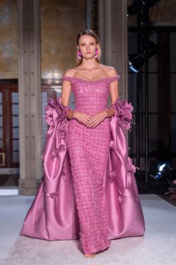 16 Eylül 2025, New York, New York, ABD: New York Halk Kütüphanesi 'nde New York Moda Haftası' nda Pamella Roland defilesi için podyumda bir model yürüyor. (M10 'lar\ yeni 2ler))               