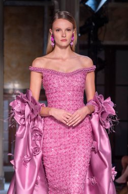 16 Eylül 2025, New York, New York, ABD: New York Halk Kütüphanesi 'nde New York Moda Haftası' nda Pamella Roland defilesi için podyumda bir model yürüyor. (M10 'lar\ yeni 2ler))               