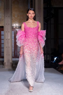 16 Eylül 2025, New York, New York, ABD: Lisa Han New York Halk Kütüphanesi 'nde New York Moda Haftası' nda Pamella Roland defilesi için podyumda yürüyor. (M10 'lar\ yeni 2ler))