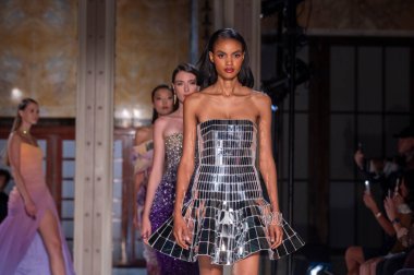 16 Eylül 2025, New York, New York, ABD: New York Halk Kütüphanesi 'nde 2026 baharında Pamella Roland moda haftası için modeller podyum finalinde yürür. (M10 'lar\ yeni 2ler))