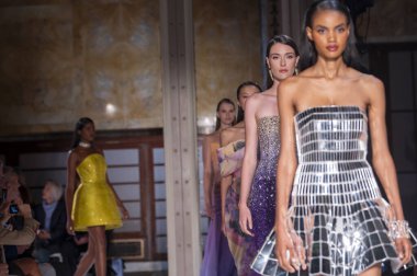 16 Eylül 2025, New York, New York, ABD: New York Halk Kütüphanesi 'nde 2026 baharında Pamella Roland moda haftası için modeller podyum finalinde yürür. (M10 'lar\ yeni 2ler))