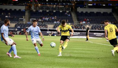 17 Eylül 2025, New York, ABD: Oyuncular New York 'taki Yankee Stadyumu' nda NYCFC ve Columbus Crew arasında oynanan futbol maçında top bulundurmayı tartışırlar. (niyi fote\ theenews2)