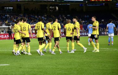 17 Eylül 2025, New York, ABD: Columbus Crew 'dan Daniel Gazdag (# 8), New York' taki Yankee Stadyumu 'nda NYCFC ve Columbus Crew arasında oynanan maçta takım arkadaşlarıyla gol attı ve golünü kutladı. (niyi fote\ theenews2)