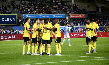 17 Eylül 2025, New York, ABD: Columbus Crew 'dan Daniel Gazdag (# 8), New York' taki Yankee Stadyumu 'nda NYCFC ve Columbus Crew arasında oynanan maçta takım arkadaşlarıyla gol attı ve golünü kutladı. (niyi fote\ theenews2)
