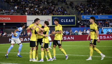 17 Eylül 2025, New York, ABD: Columbus Crew 'dan Daniel Gazdag (# 8), New York' taki Yankee Stadyumu 'nda NYCFC ve Columbus Crew arasında oynanan maçta takım arkadaşlarıyla gol attı ve golünü kutladı. (niyi fote\ theenews2)