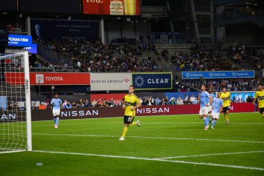 17 Eylül 2025, New York, ABD: Columbus Crew 'dan Daniel Gazdag (# 8), New York' taki Yankee Stadyumu 'nda NYCFC ve Columbus Crew arasında oynanan maçta takım arkadaşlarıyla gol attı ve golünü kutladı. (niyi fote\ theenews2)