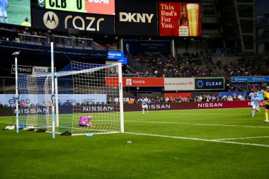 17 Eylül 2025, New York, ABD: Columbus Crew 'dan Daniel Gazdag (# 8), New York' taki Yankee Stadyumu 'nda NYCFC ve Columbus Crew arasında oynanan maçta takım arkadaşlarıyla gol attı ve golünü kutladı. (niyi fote\ theenews2)