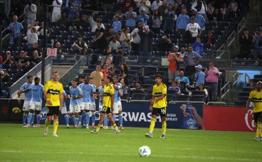 17 Eylül 2025, New York, ABD: Hannes Wolf (# 17) New York 'taki Yankee Stadyumu' nda NYCFC ve Columbus Crew arasında oynanan futbol maçında takım arkadaşlarıyla gol attı ve golünü kutladı. (niyi fote\ theenews2)