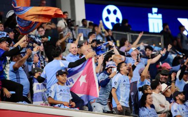 17 Eylül 2025, New York, ABD: NYCFC taraftarları New York 'taki Yankee Stadyumu' nda NYCFC ve Columbus Crew arasında oynanan futbol maçında takımlarının golünü kutluyorlar. (niyi fote\ theenews2)