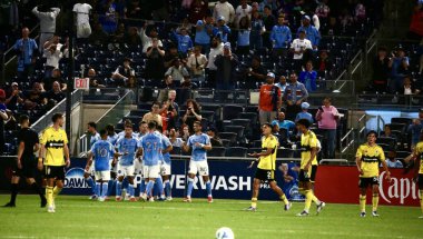 17 Eylül 2025, New York, ABD: Hannes Wolf (# 17) New York 'taki Yankee Stadyumu' nda NYCFC ve Columbus Crew arasında oynanan futbol maçında takım arkadaşlarıyla gol attı ve golünü kutladı. (niyi fote\ theenews2)