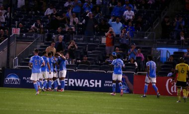 17 Eylül 2025, New York, ABD: Hannes Wolf (# 17) New York 'taki Yankee Stadyumu' nda NYCFC ve Columbus Crew arasında oynanan futbol maçında takım arkadaşlarıyla gol attı ve golünü kutladı. (niyi fote\ theenews2)