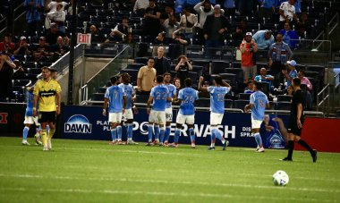 17 Eylül 2025, New York, ABD: Hannes Wolf (# 17) New York 'taki Yankee Stadyumu' nda NYCFC ve Columbus Crew arasında oynanan futbol maçında takım arkadaşlarıyla gol attı ve golünü kutladı. (niyi fote\ theenews2)