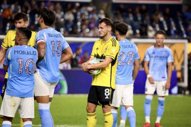 17 Eylül 2025, New York, ABD: Columbus Crew 'dan Daniel Gazdag (# 8) penaltıyı oynamaya hazırken, NYCFC oyuncuları NYCFC ve Columbus Crew arasında oynanan futbol maçında hakemin kararına katılmıyor. (niyi fote\ theenews2)