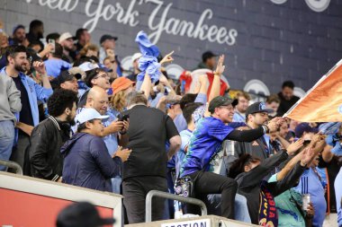 17 Eylül 2025, New York, ABD: NYCFC taraftarları New York 'taki Yankee Stadyumu' nda NYCFC ve Columbus Crew arasında oynanan futbol maçında takımlarının golünü kutluyorlar. (niyi fote\ theenews2)