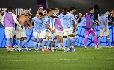 17 Eylül 2025, New York, ABD: Julian Fernandez (11 numara) New York 'taki Yankee Stadyumu' nda NYCFC ve Columbus Crew arasında oynanan futbol maçında takım arkadaşlarıyla gol attı ve golünü kutladı. (niyi fote\ theenews2)